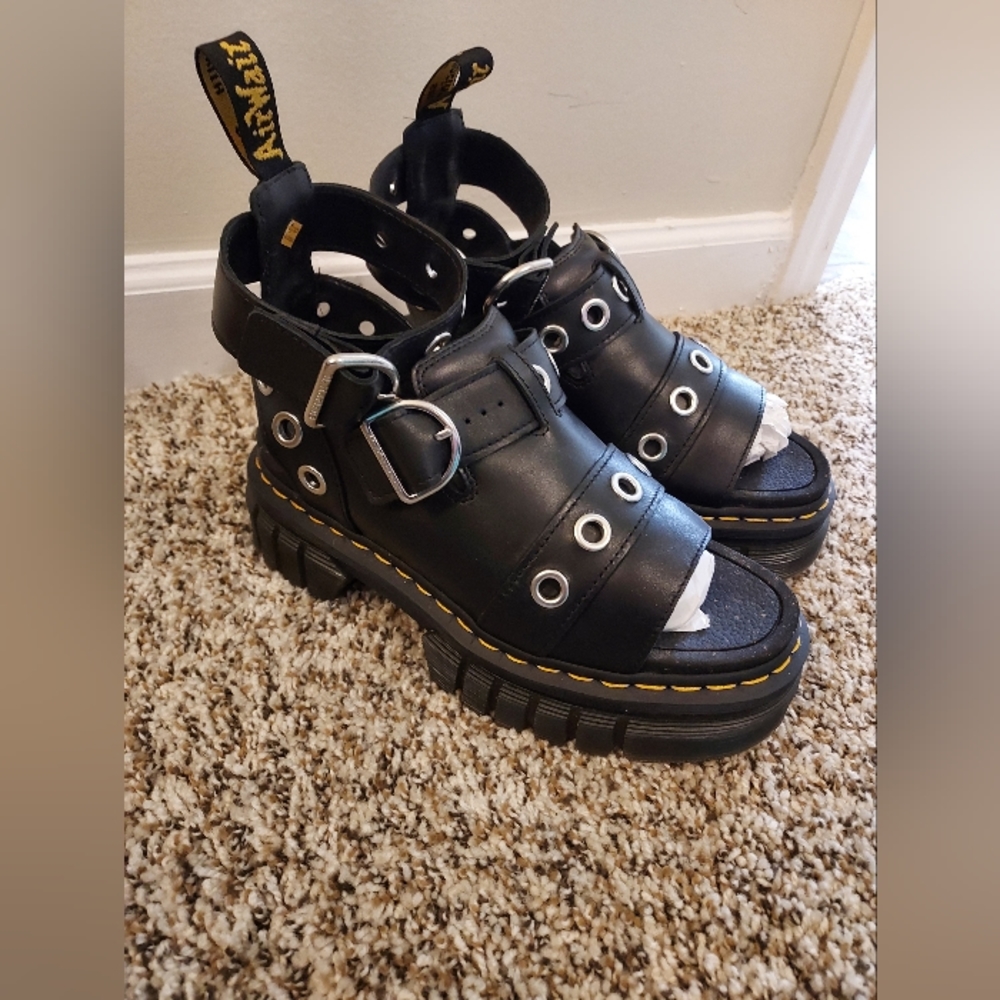 Like New - RICKI HARDWARE NAPPA LUX LEATHER PLATFORM SANDALS